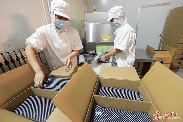 2022年9月9日,在河北省文安县一家食品有限公司,工人正在巡视面粉生产